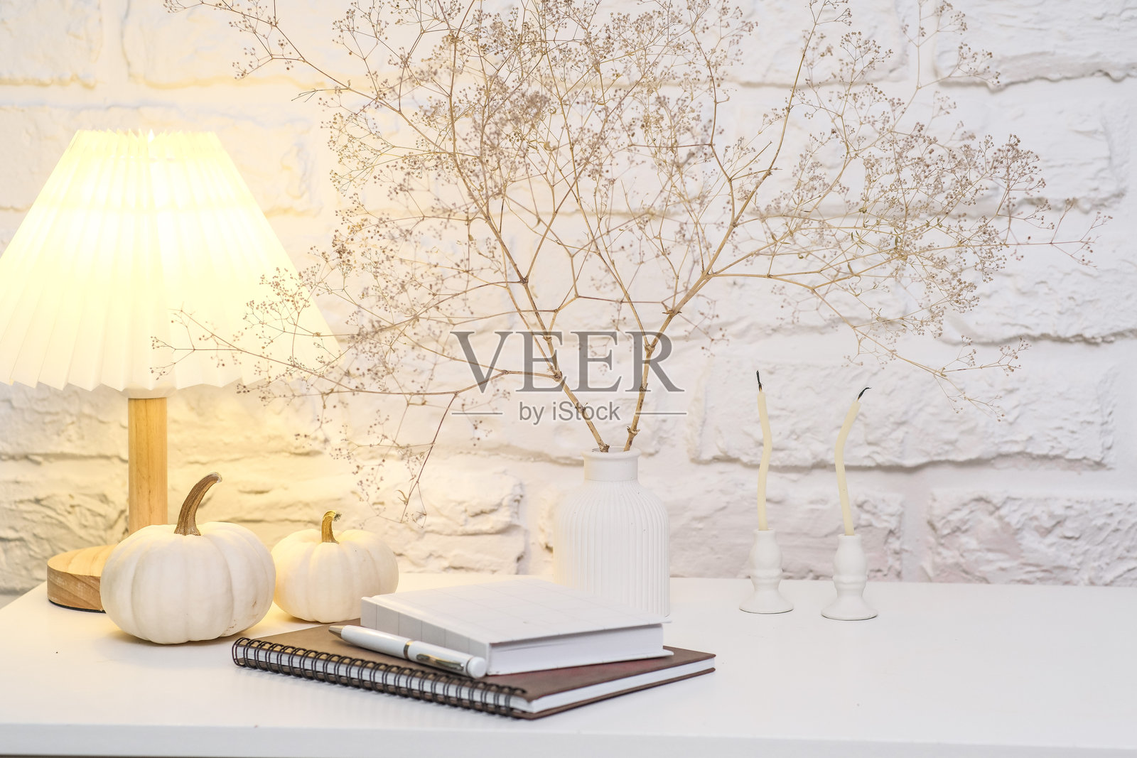 使用笔记本和自然元素营造舒适的家居装饰氛围。照片摄影图片