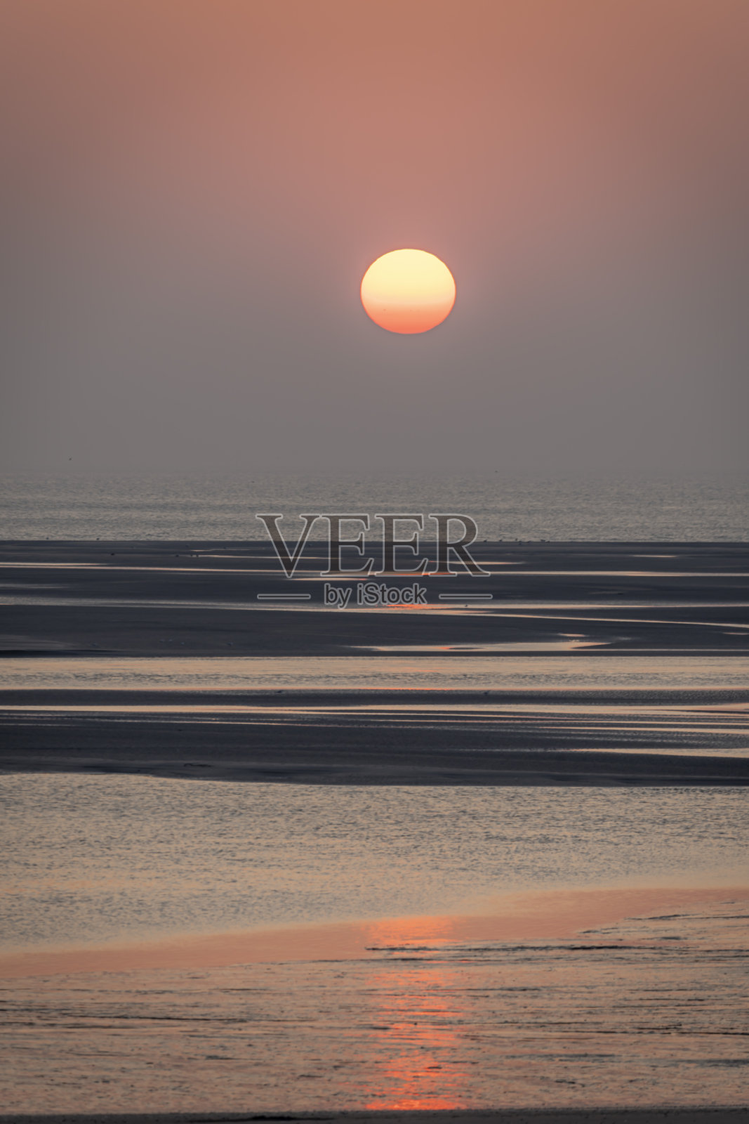 法国贝尔克 - 2024年9月19日:海滩上夕阳下的海面和一只黄色浮标的景色照片摄影图片