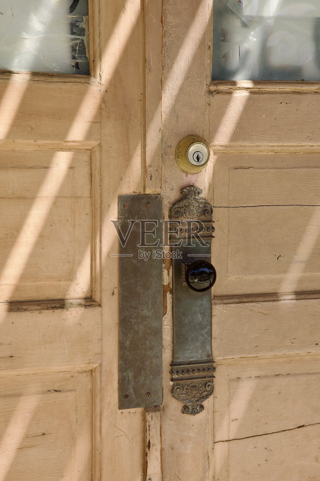 废弃建筑上的复古门五金件照片摄影图片