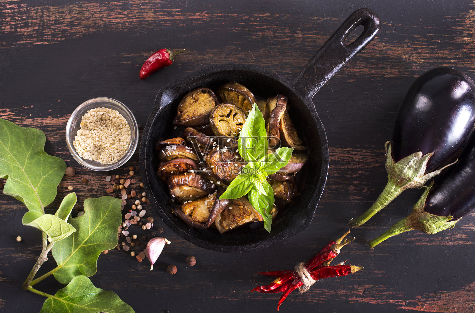 酱汁烤茄子条,美味的素食中式菜肴。照片摄影图片