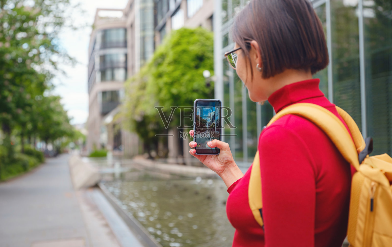法兰克福的游客女性在使用智能手机。照片摄影图片