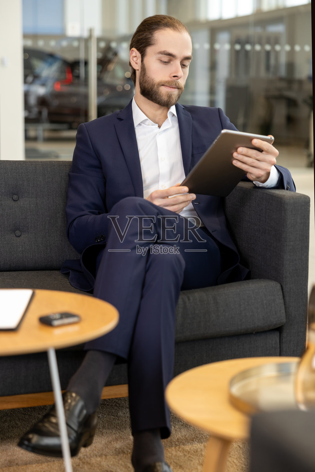 自信优雅的年轻经理在汽车经销商处显得很满意照片摄影图片