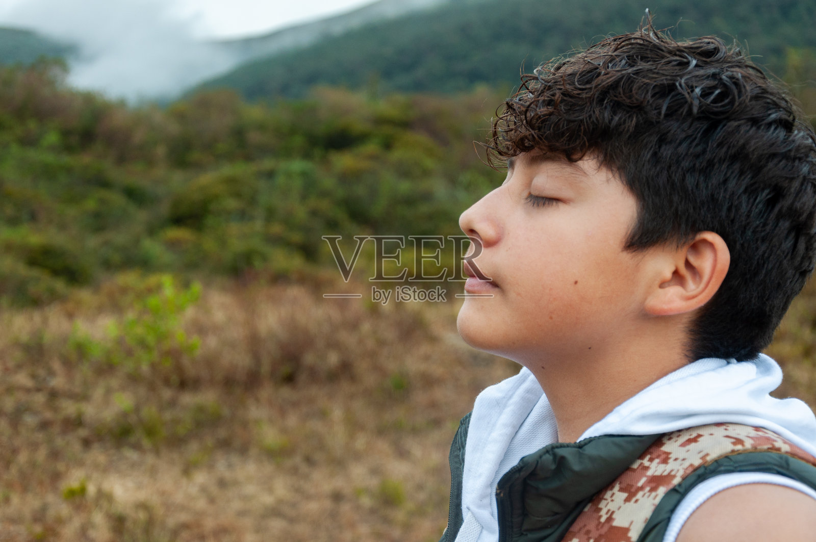 与自然完全连接的孩子的侧影。照片摄影图片