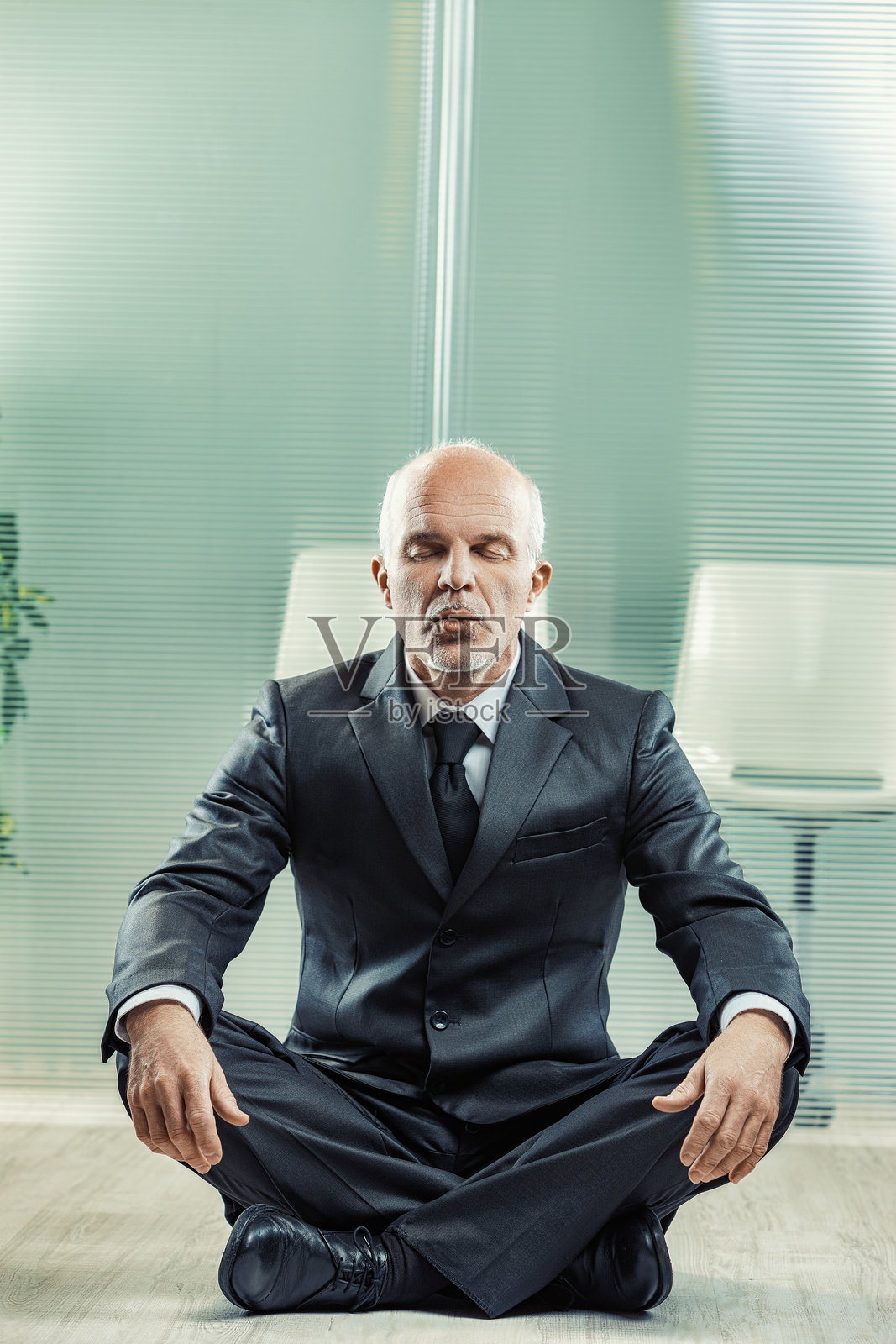 商务人士在办公室冥想以实现工作中的正念照片摄影图片