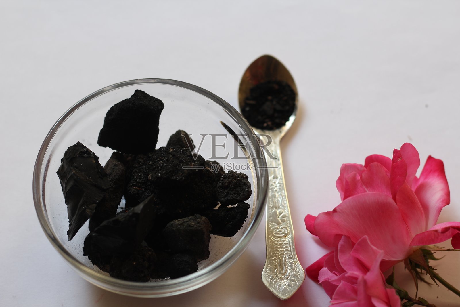 高角度视图的花朵与桌上的煤炭照片摄影图片