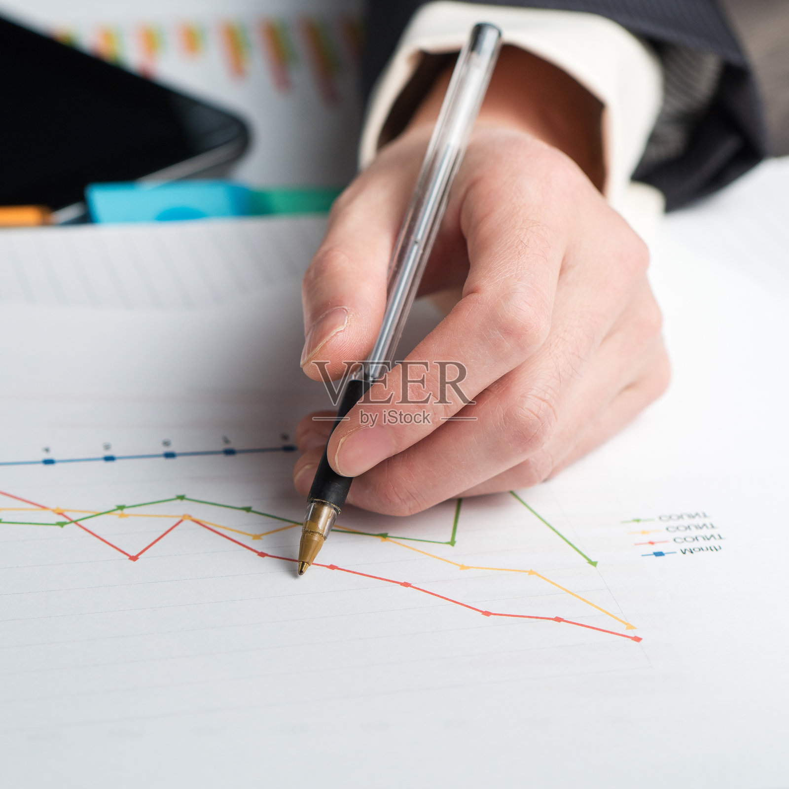 商人正在纸上写字照片摄影图片