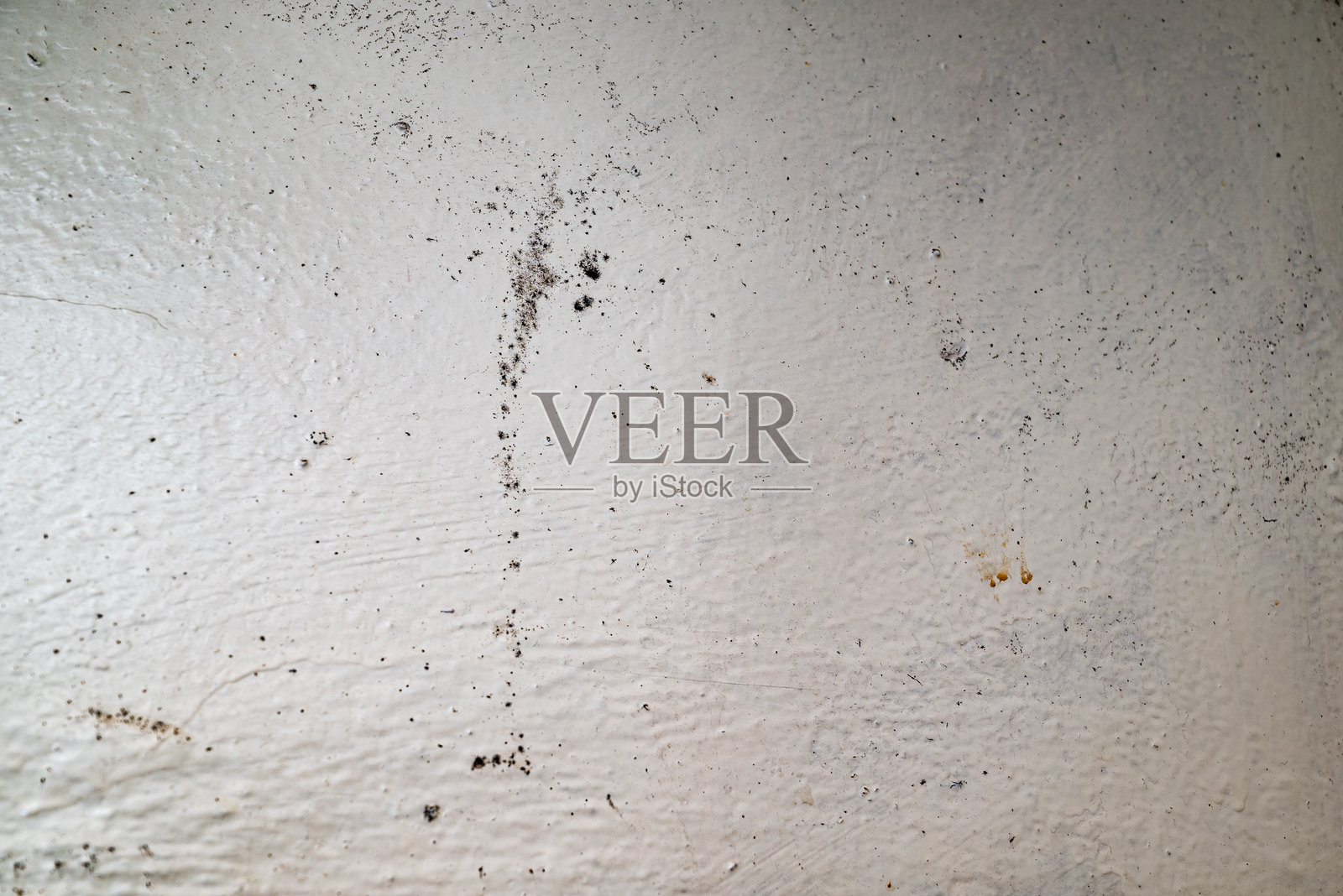 墙上有大块湿黑色霉菌和裂缝照片摄影图片