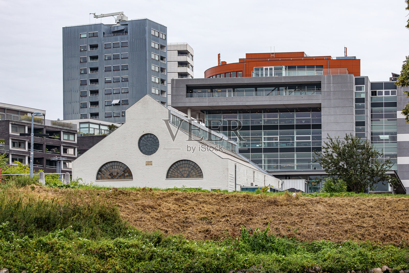 美因河畔的城市风景,展示了不同的公寓和办公楼。照片摄影图片