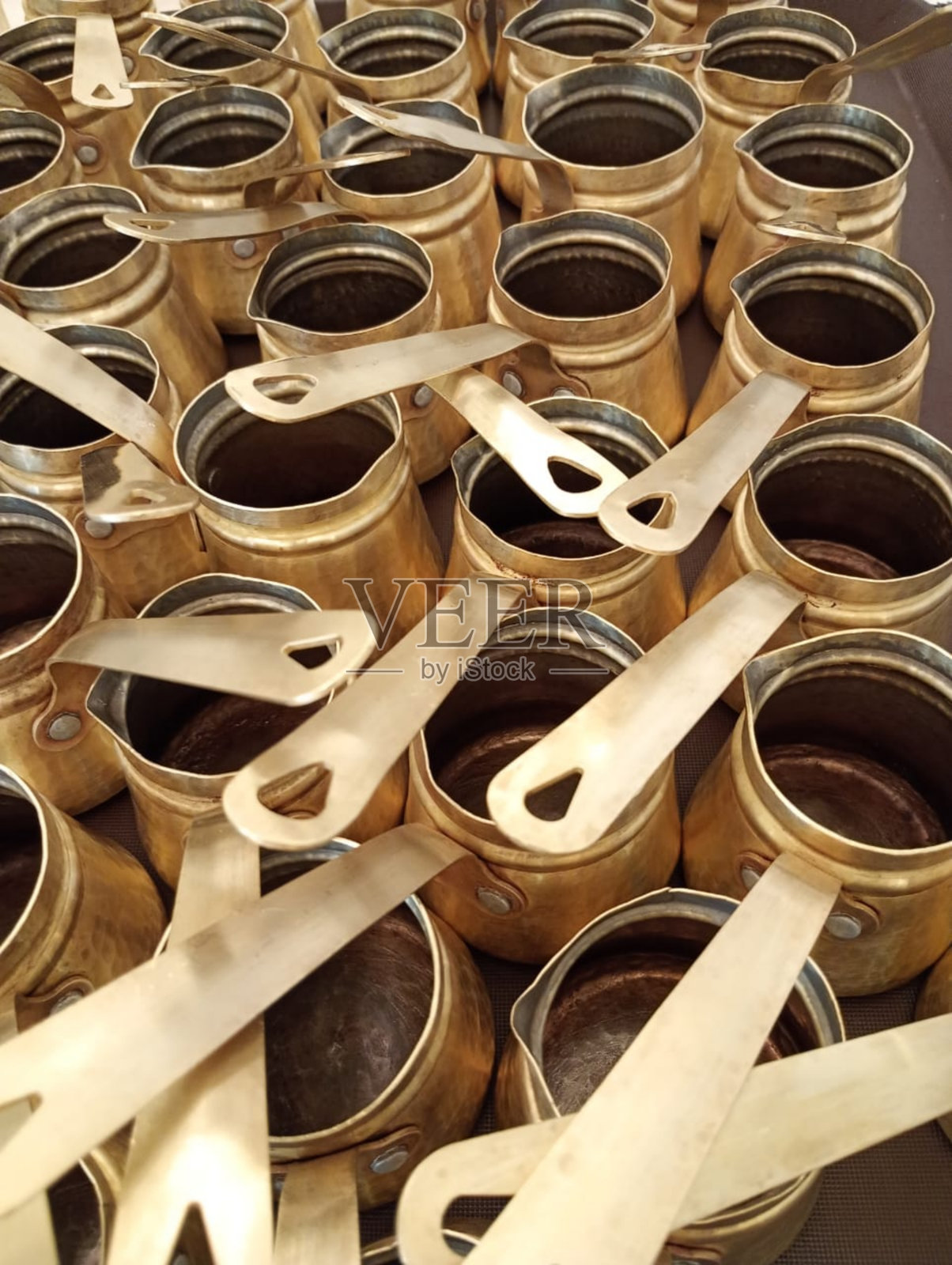 桌子上精美的铜杯照片摄影图片