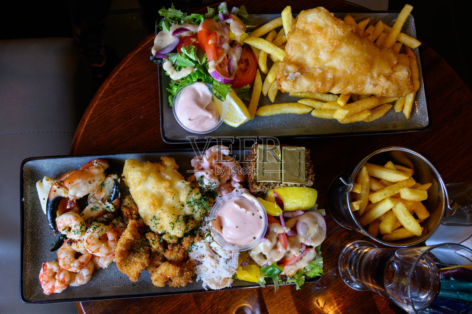 酒吧食物 - 鳕鱼和薯条以及海鲜拼盘,位于爱尔兰凯里郡波特梅吉港的餐厅照片摄影图片