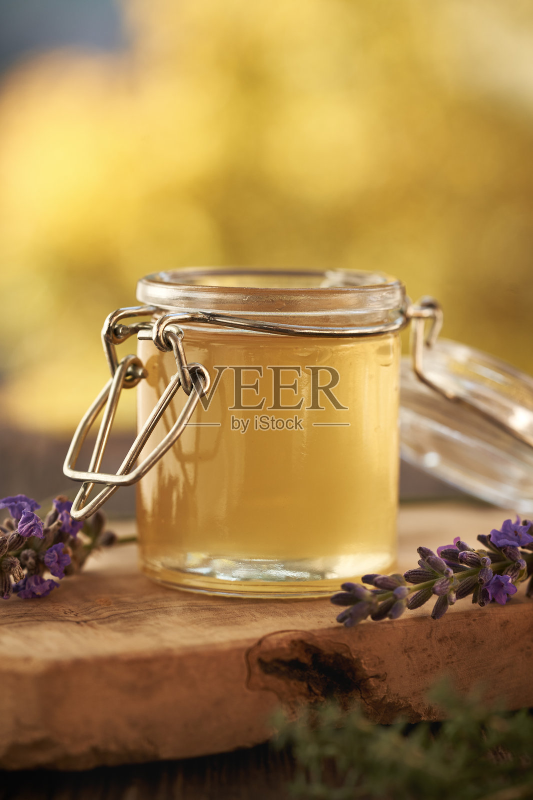 一瓶装有新鲜薰衣草花的草本糖浆照片摄影图片