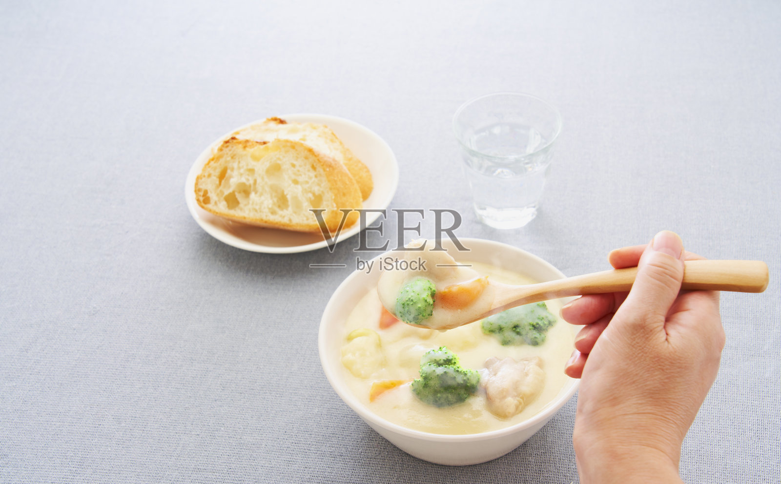 在明亮的房间里享用温暖的炖菜照片摄影图片