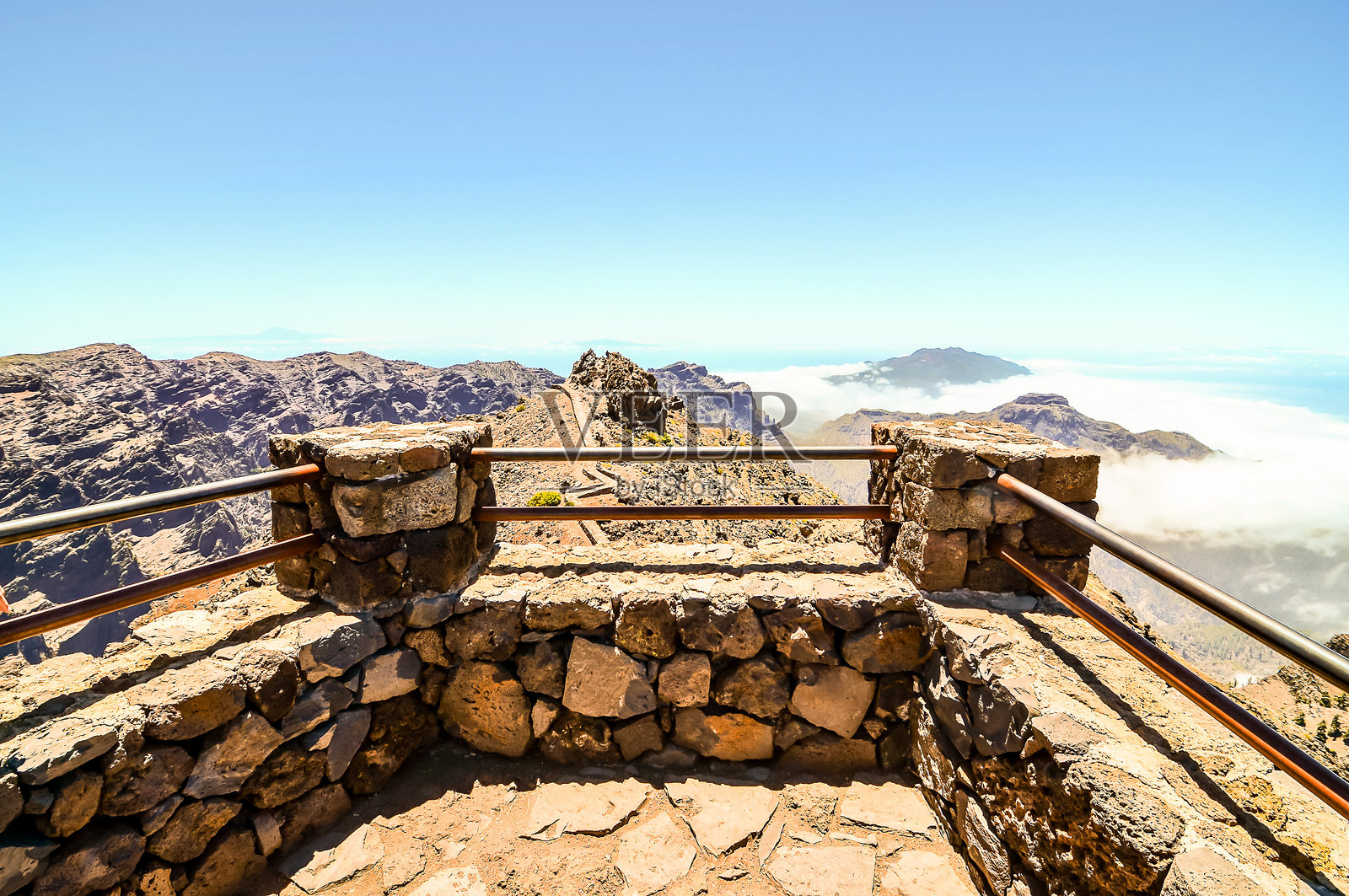 一面有栏杆和长椅的石墙照片摄影图片