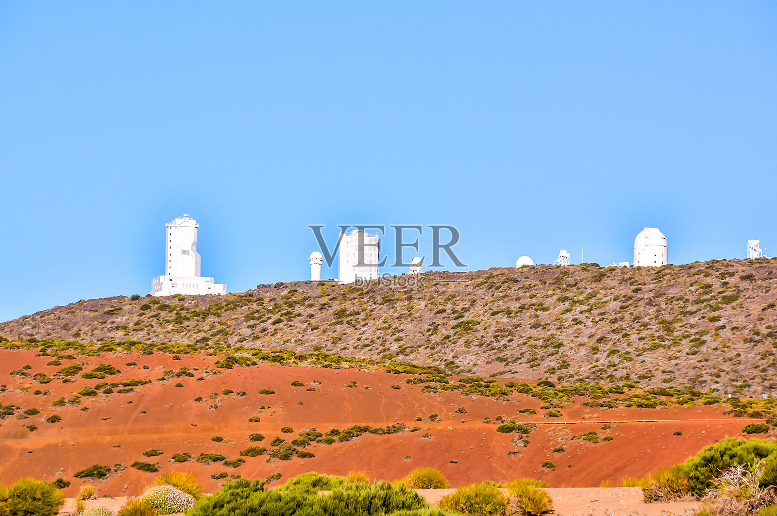 一座山坡上有许多望远镜照片摄影图片