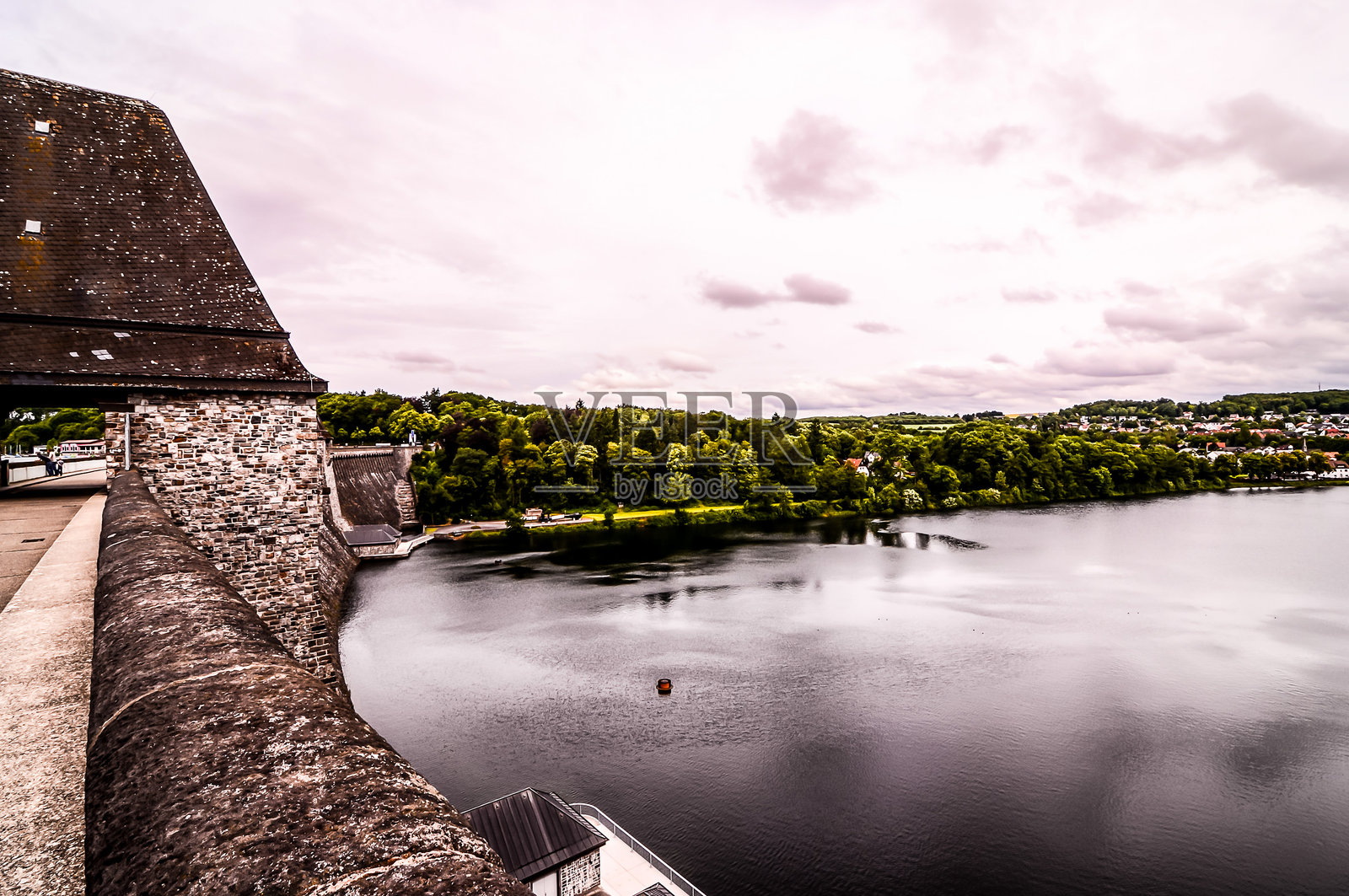 湖泊的景色,背景是多云的天空照片摄影图片