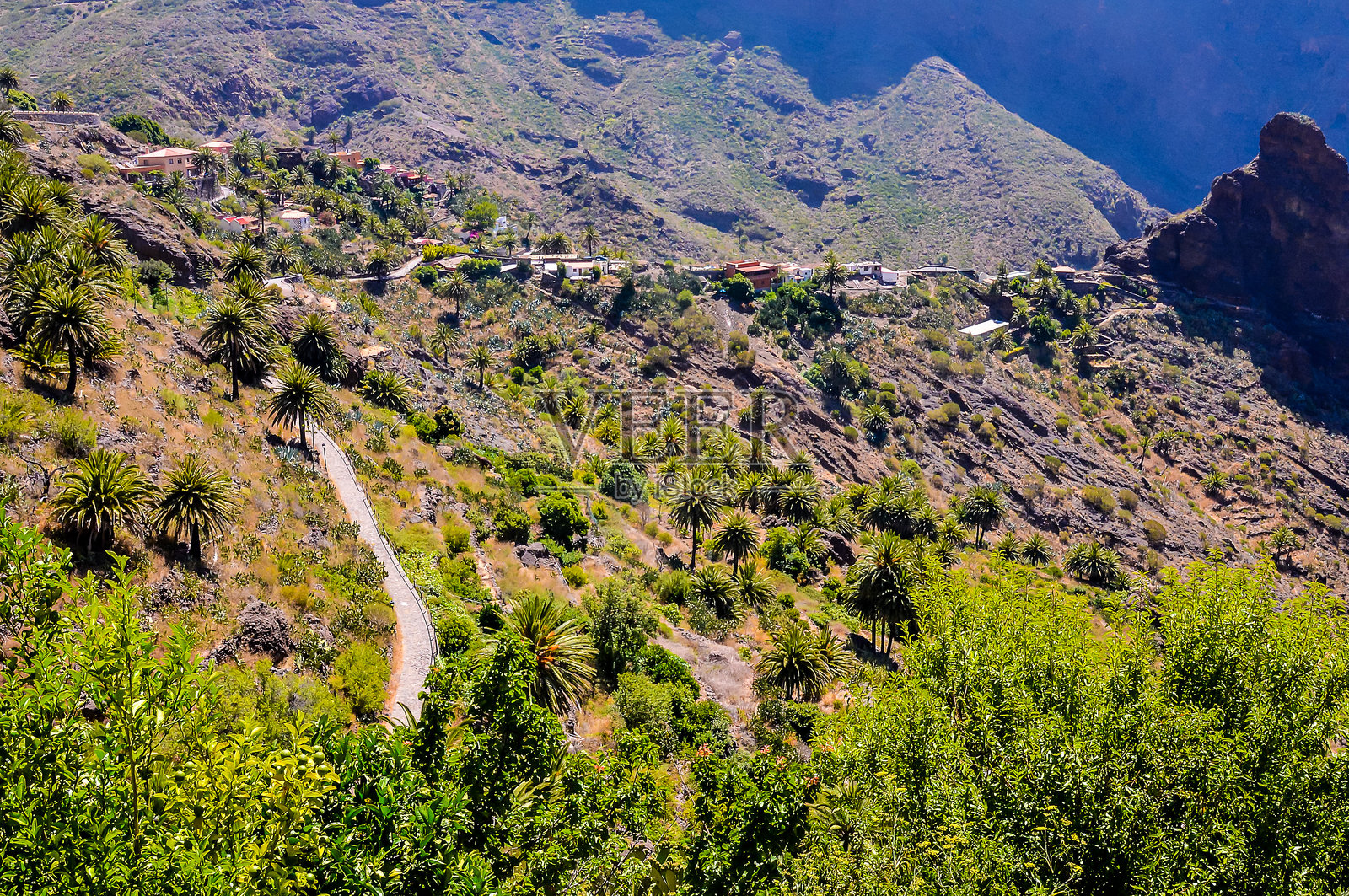 一座山脉中穿过的道路照片摄影图片