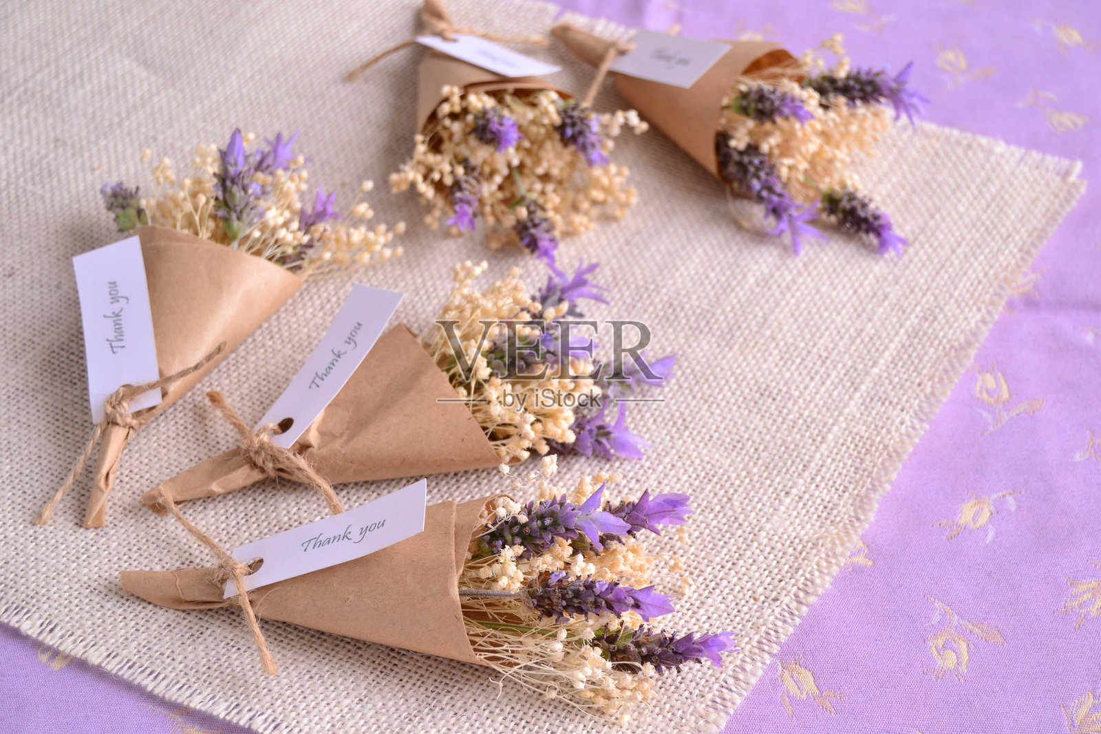 婚礼纪念品小花束薰衣草花客人礼物紫色白色工艺品照片摄影图片