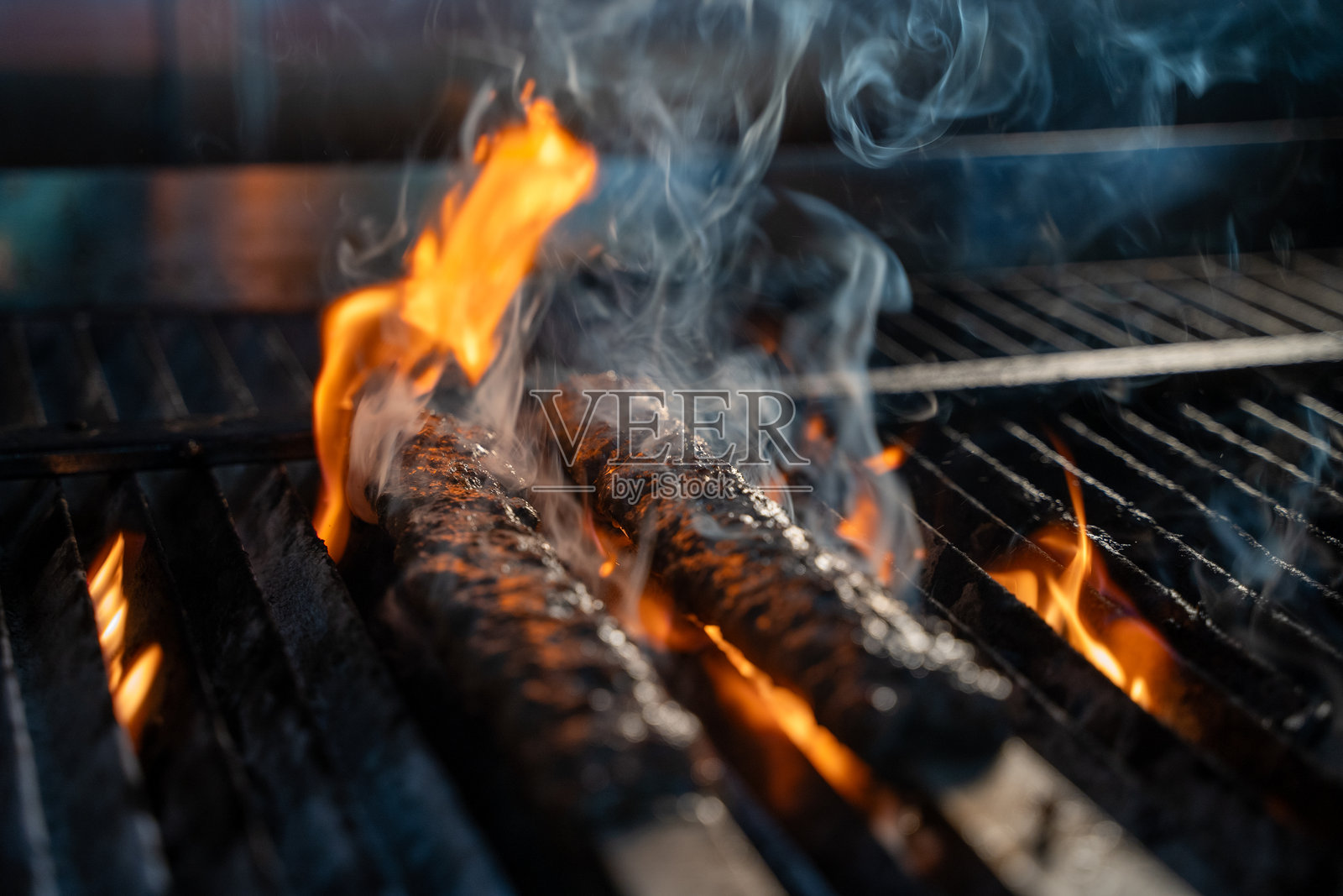 烤架上的肉串,羊肉串。照片摄影图片