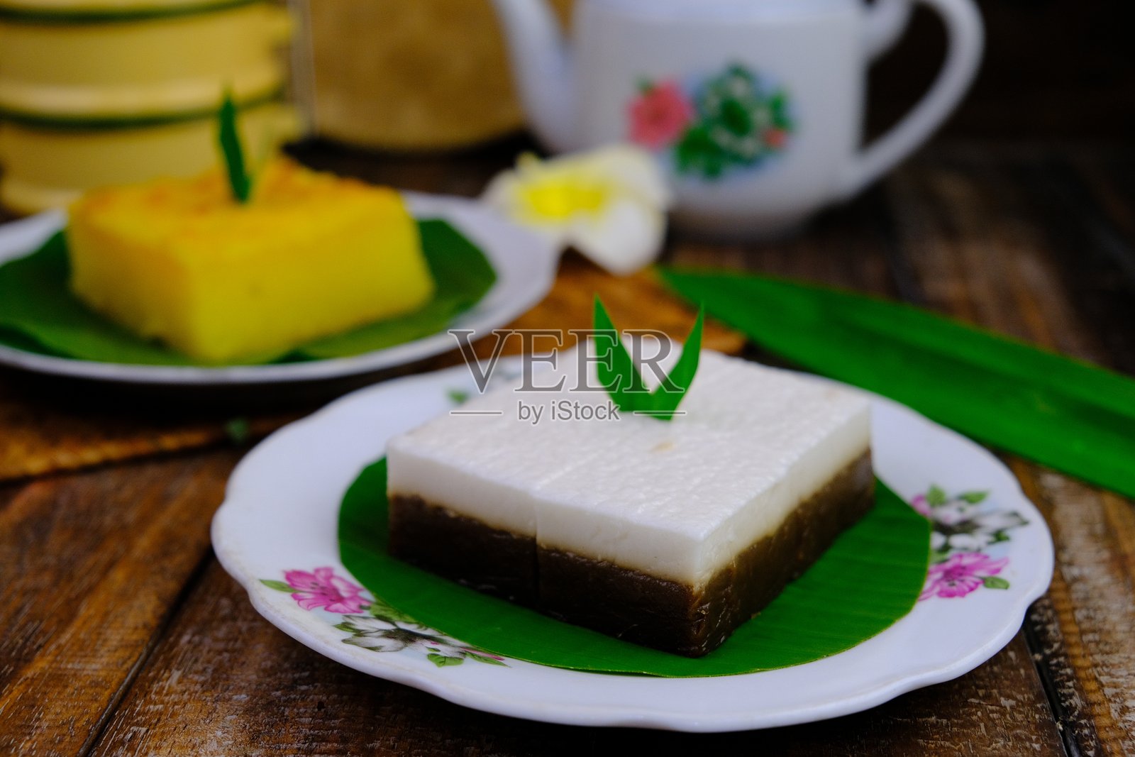 Kue talam是印尼的一种传统蒸点心,由米粉、椰奶和其他成分制成,使用一种叫做talam的模具,talam在印尼语中意为“托盘”。红糖kuih talam。照片摄影图片