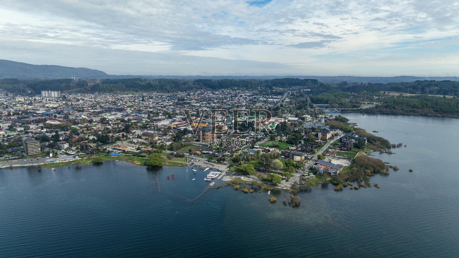 从空中俯瞰的维拉里卡市,全景航拍。智利巴塔哥尼亚。照片摄影图片