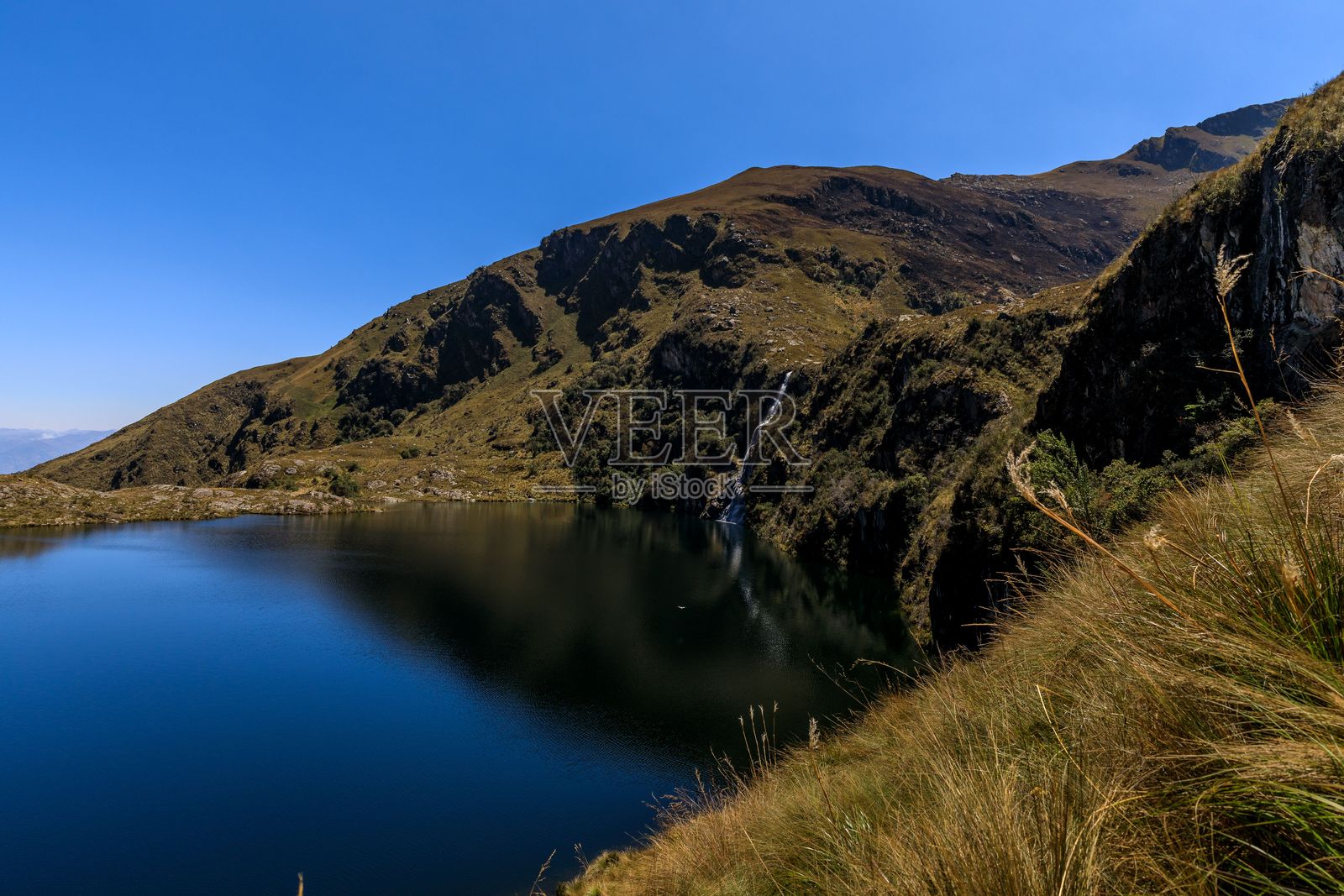 宁静的山湖照片摄影图片