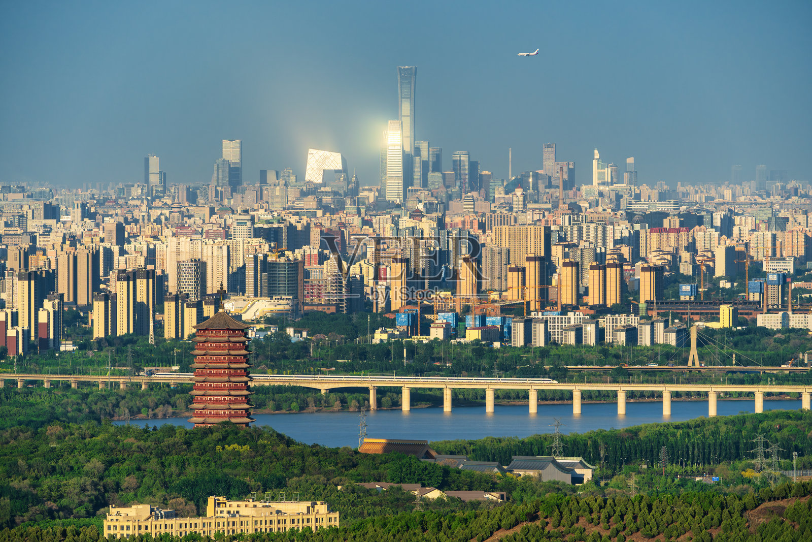 中信大厦与永定塔 - 古老与现代同框,白天照片摄影图片