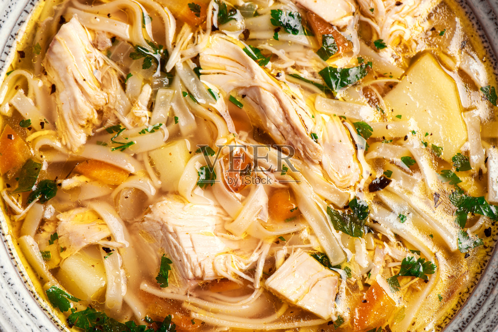 鸡肉面条汤照片摄影图片