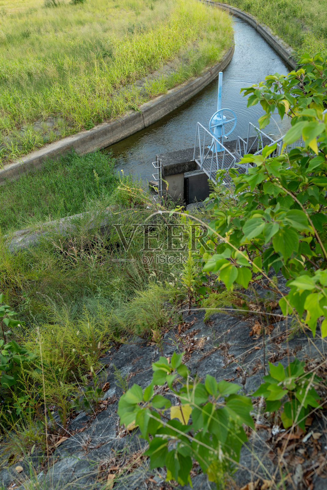 从上方俯视灌溉渠道的材料照片摄影图片