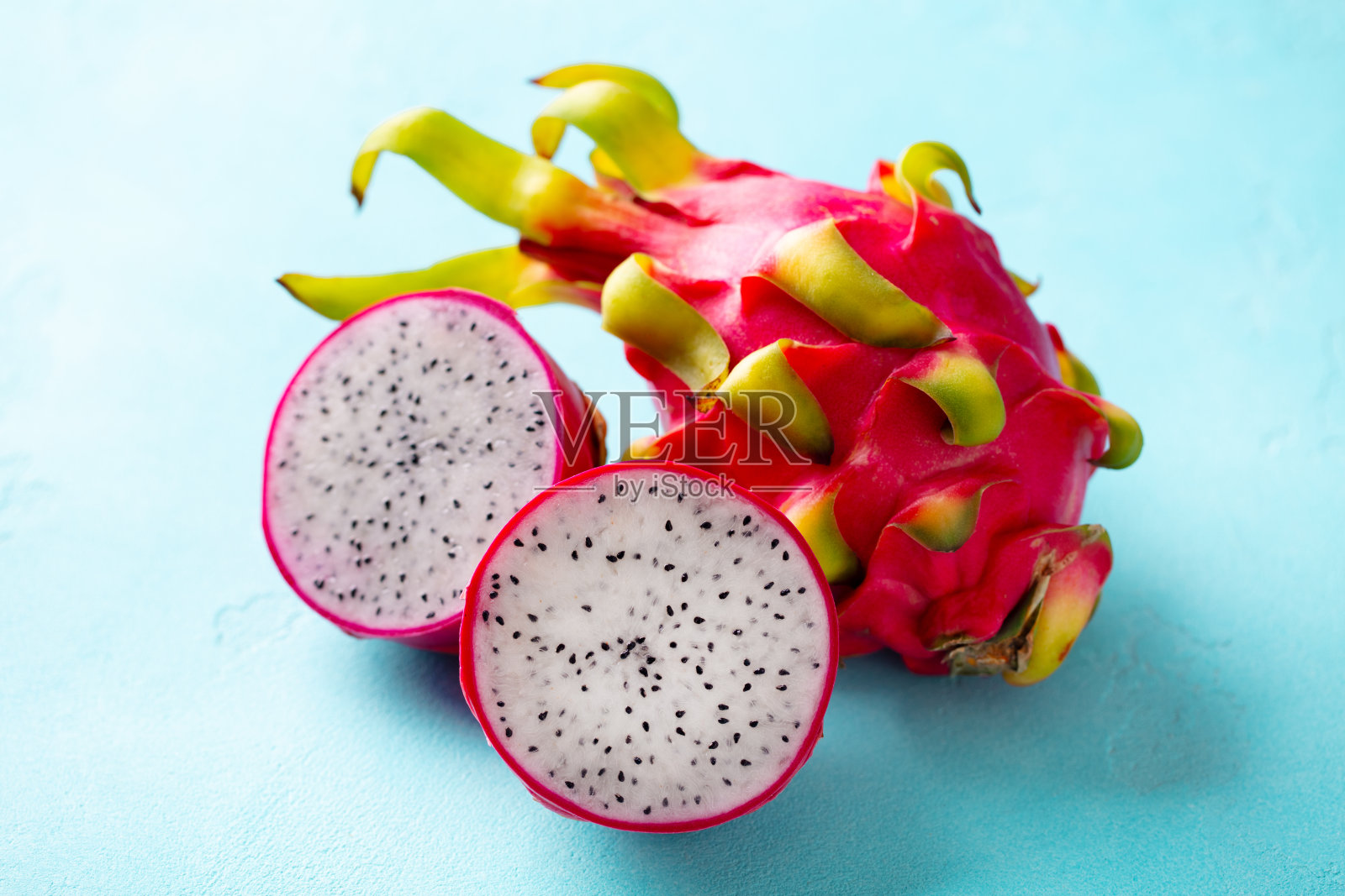 火龙果,皮塔亚。蓝色背景。特写。照片摄影图片