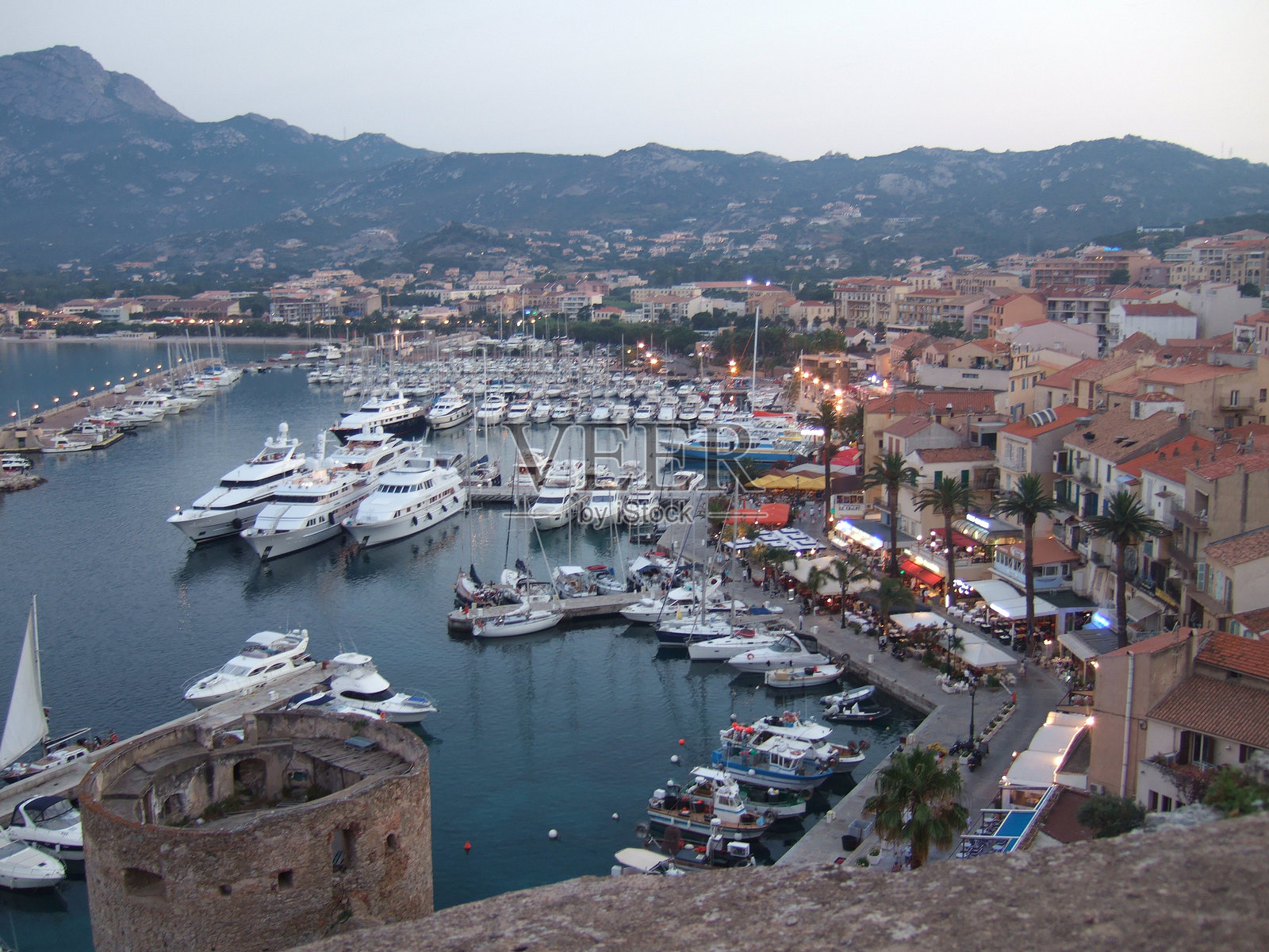 在法国科西嘉岛的阿雅克肖老城区,拥有传统建筑和停靠着大大小小游艇的港口。照片摄影图片