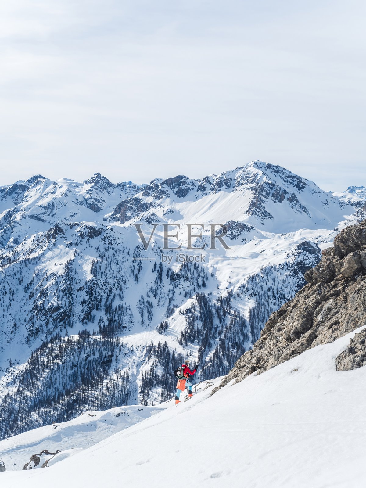 中年女性在塞尔舍瓦利耶滑雪区进行滑雪登山。照片摄影图片