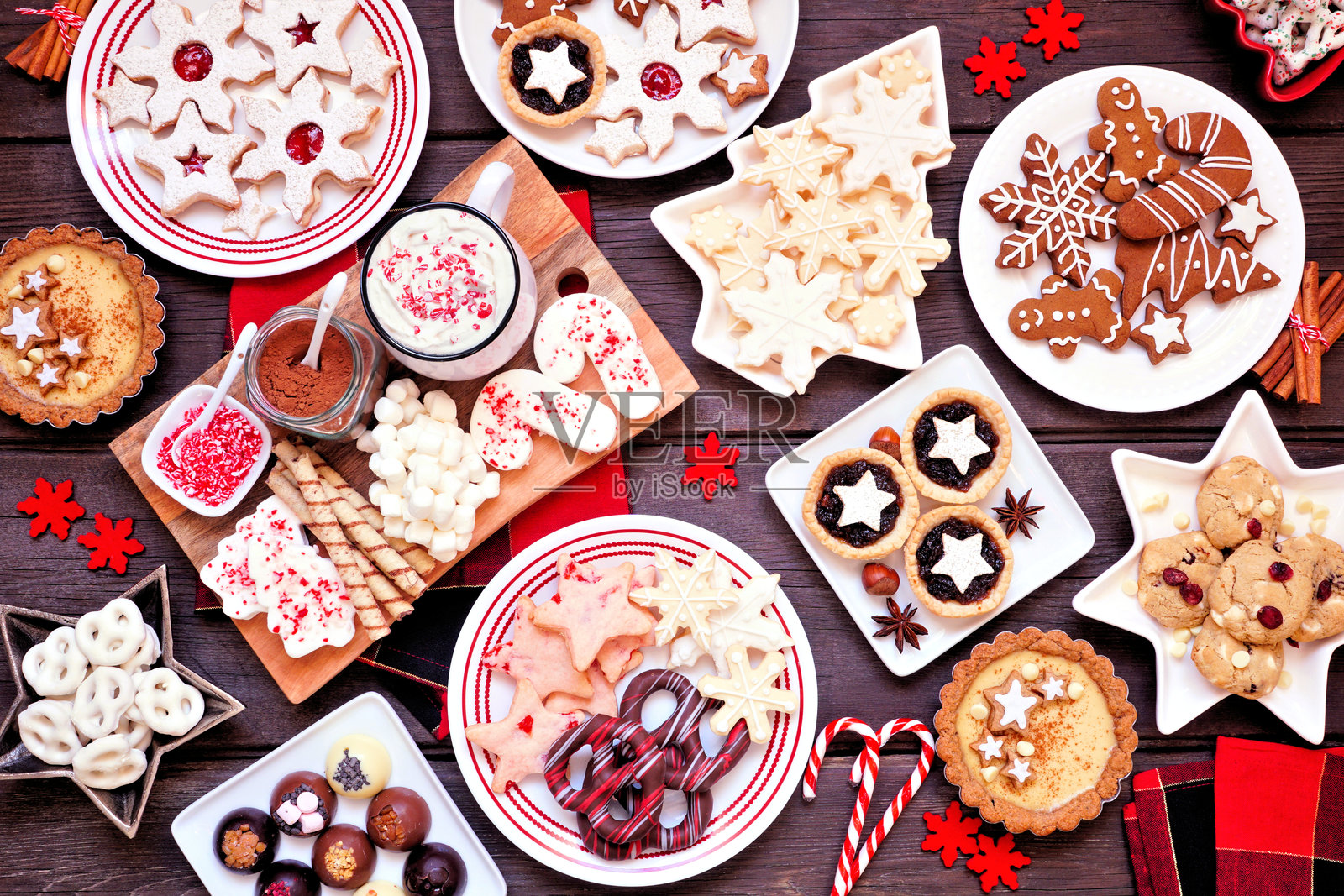 圣诞假期饼干和甜点的桌面场景,背景为深色木材照片摄影图片