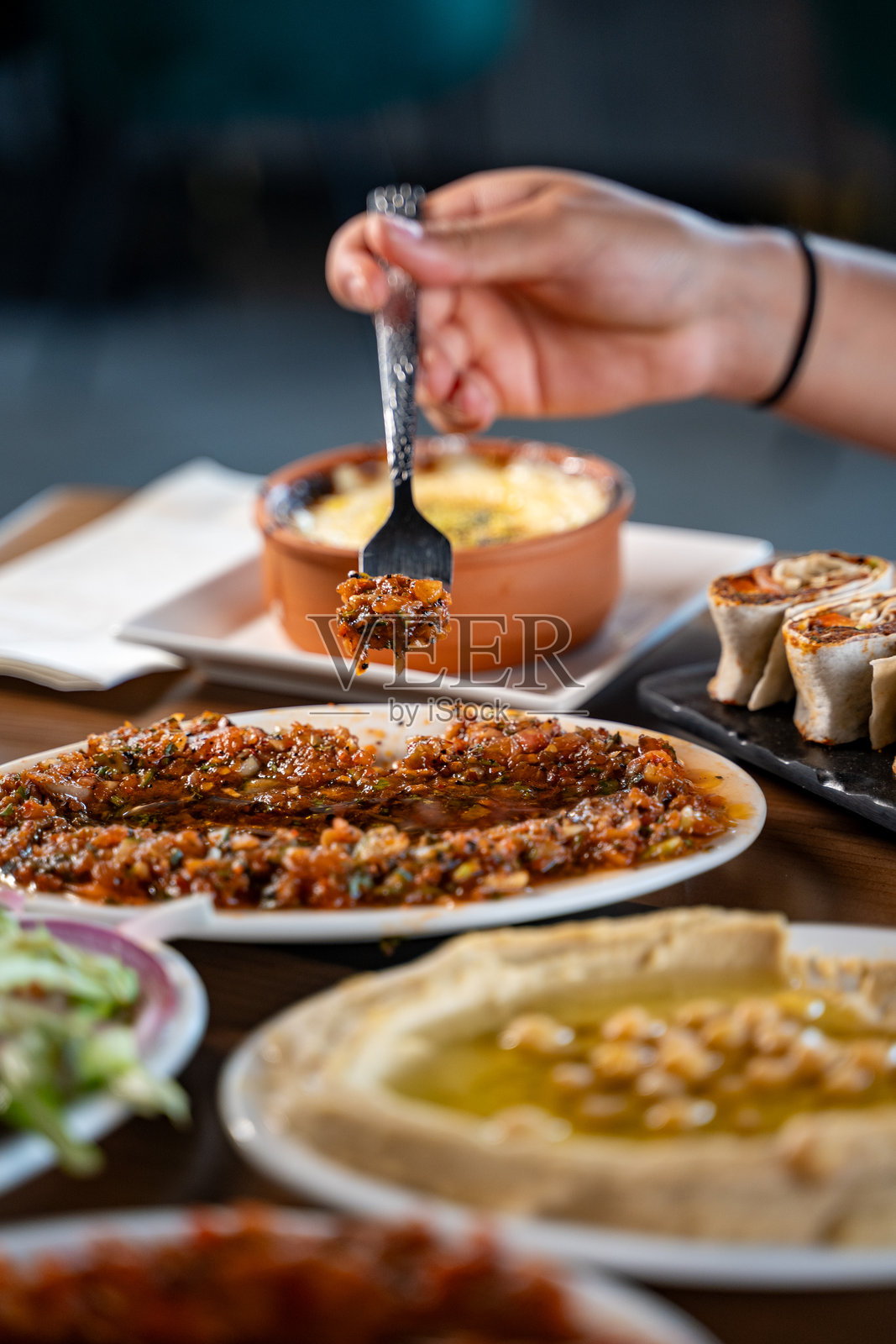 餐厅里的各种传统土耳其菜肴。照片摄影图片