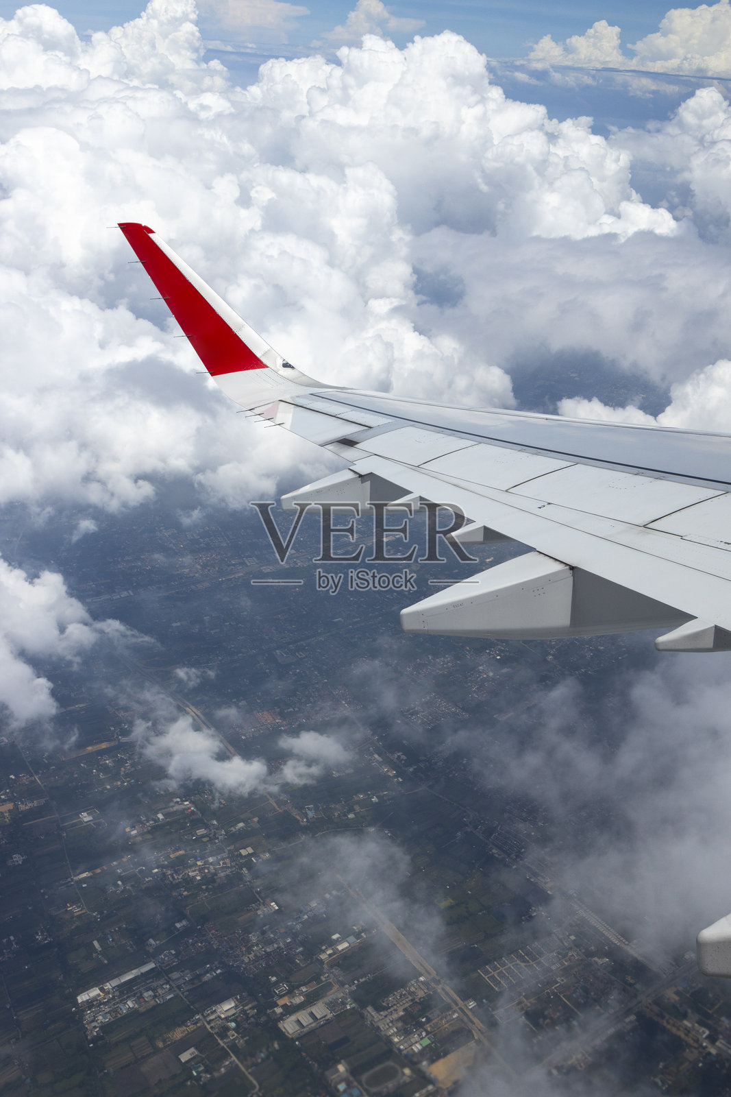 从飞机窗户看到的傍晚天空景色照片摄影图片