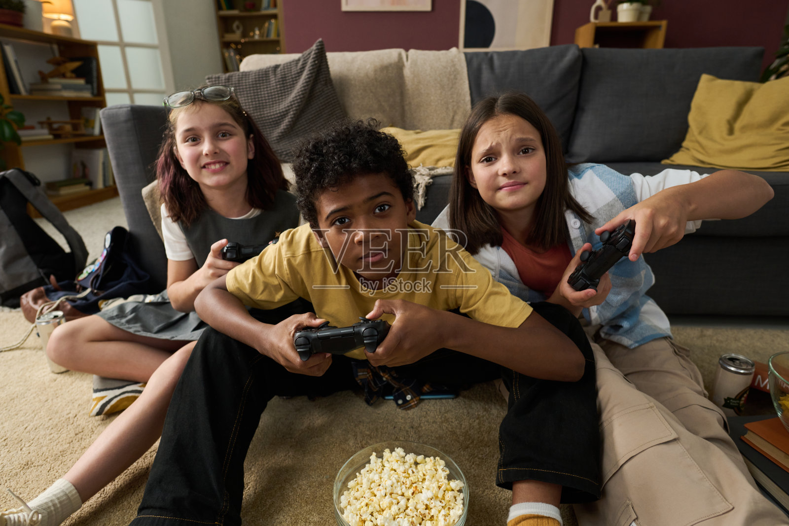 多元化的孩子们在家一起享受视频游戏照片摄影图片