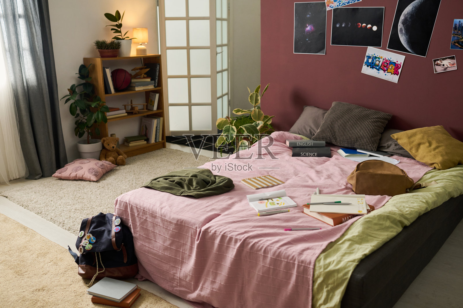 温馨的卧室场景,摆放着打开的书籍和室内植物照片摄影图片