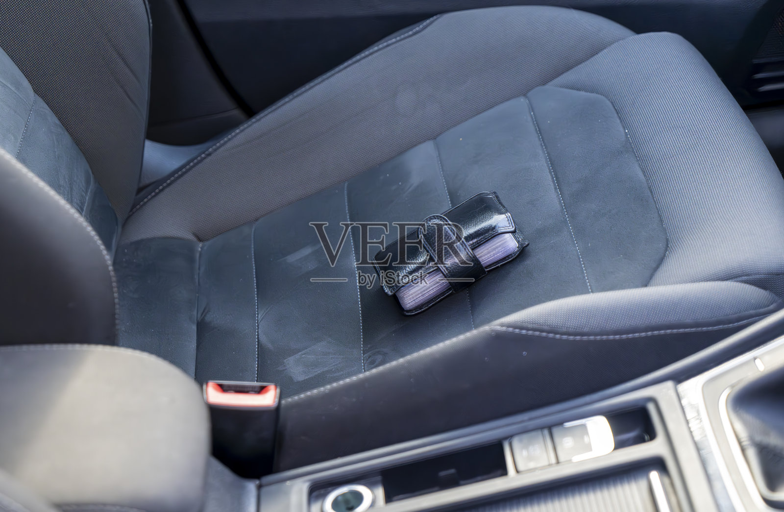 英国车内座位上的卡片钱包。照片摄影图片