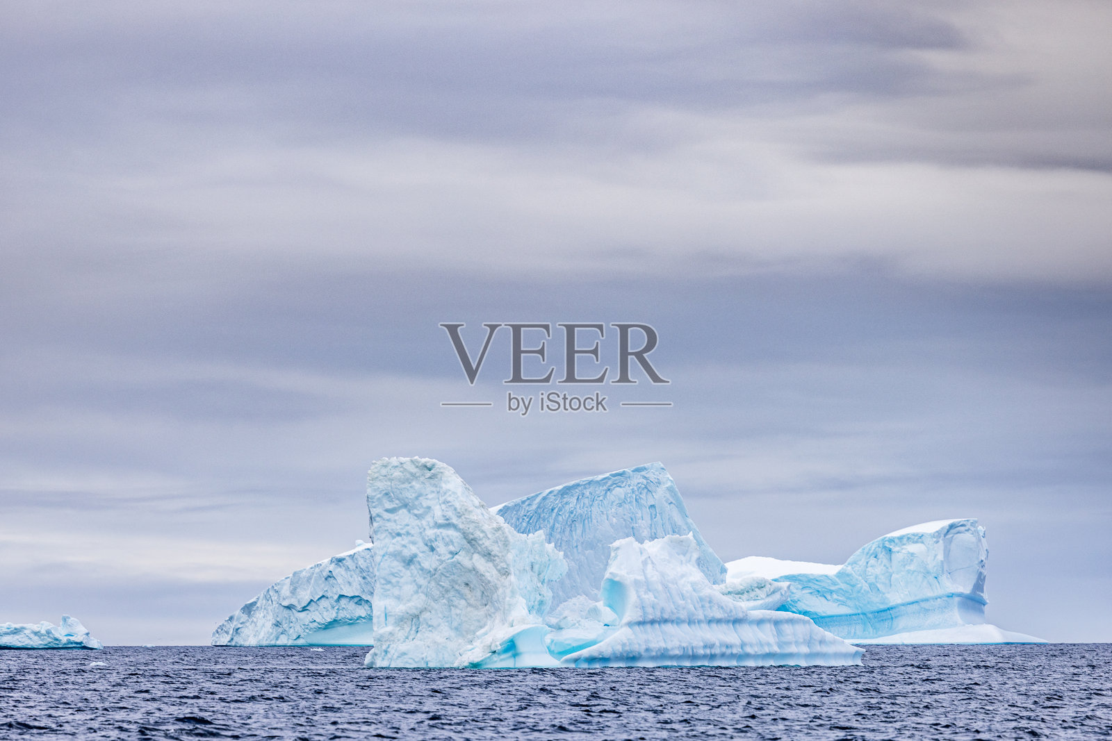 漂浮在海洋上的冰山照片摄影图片