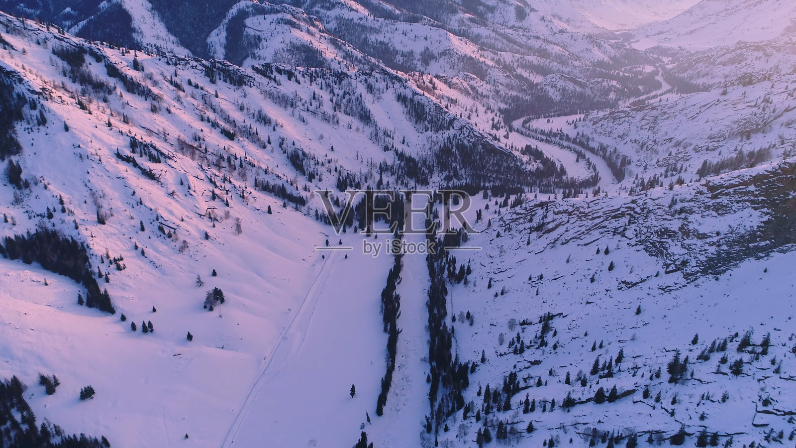 雪山,河流,针叶林,新疆,中国,亚洲。冬季。雪景。照片摄影图片