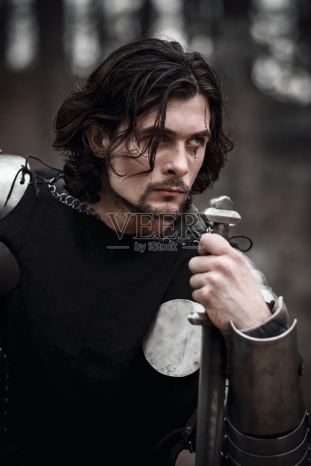 年轻男子穿着服装的特写镜头照片摄影图片