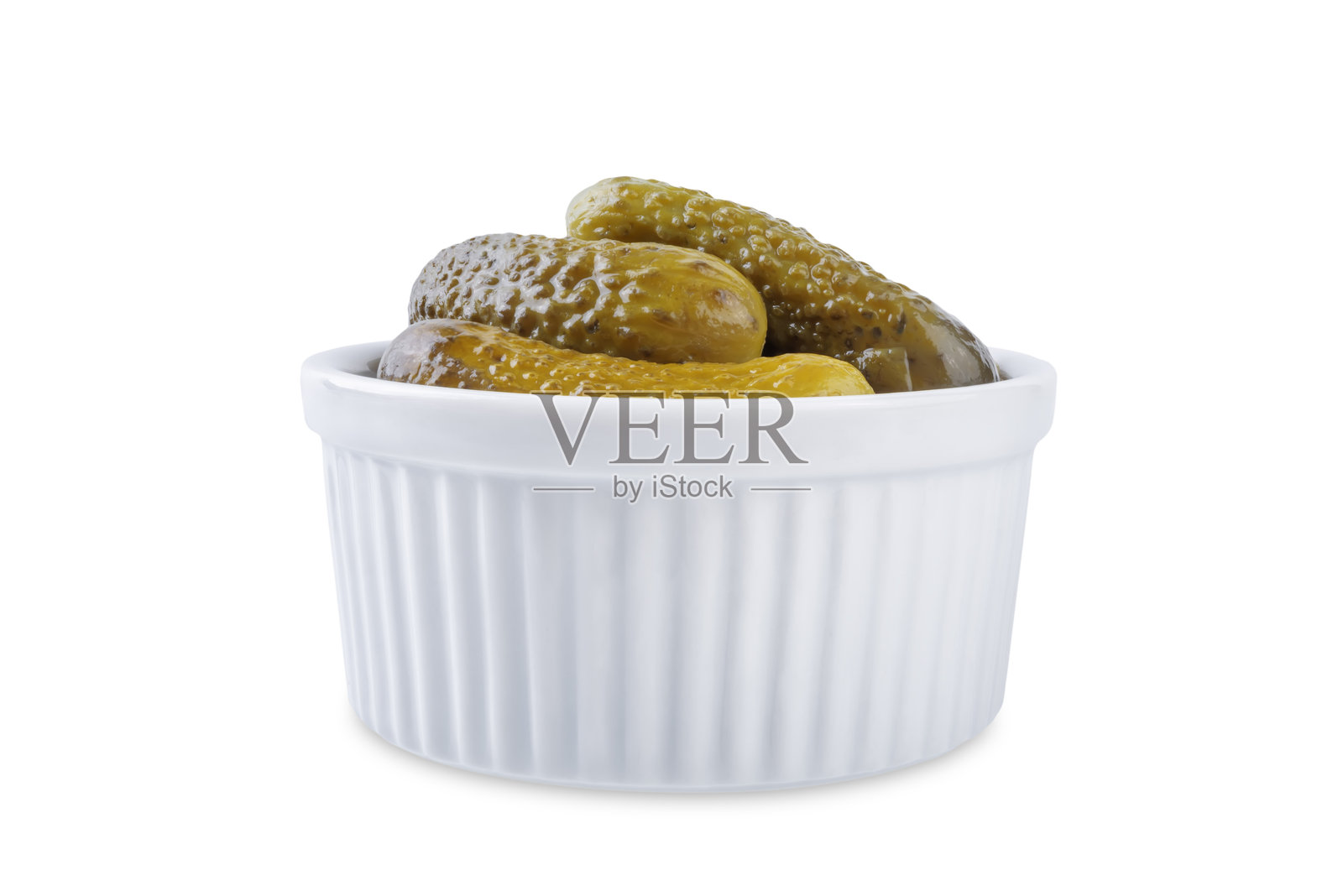 碗中的腌黄瓜,背景为白色隔离。照片摄影图片