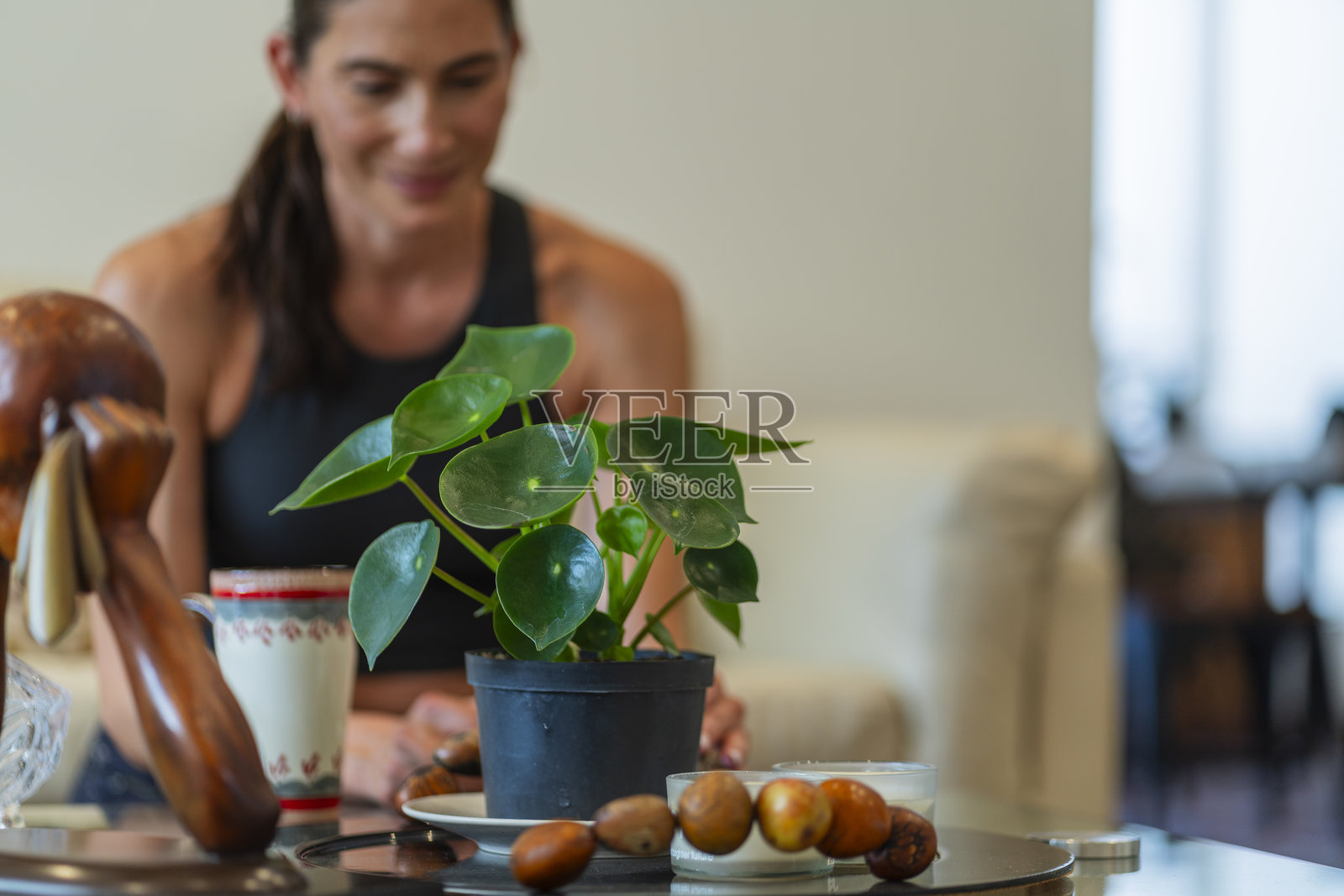 一个女人在周末的家中非常平静地进行各种活动。照片摄影图片