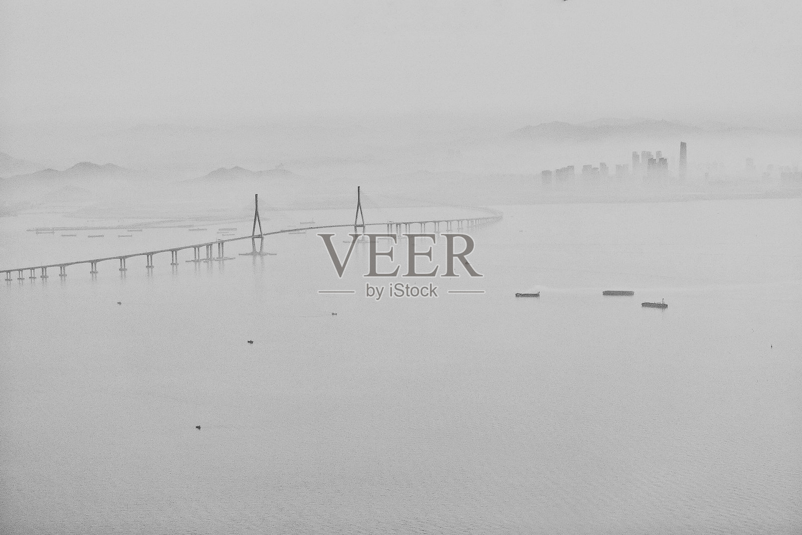 雾天中海上对着天空的仁川大桥照片摄影图片