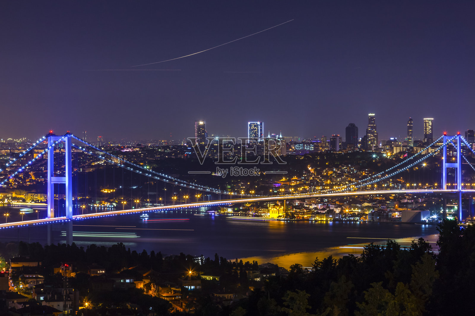 夜间的七月十五日烈士桥照片,贝伊勒贝伊,乌斯屈达尔,伊斯坦布尔,土耳其照片摄影图片