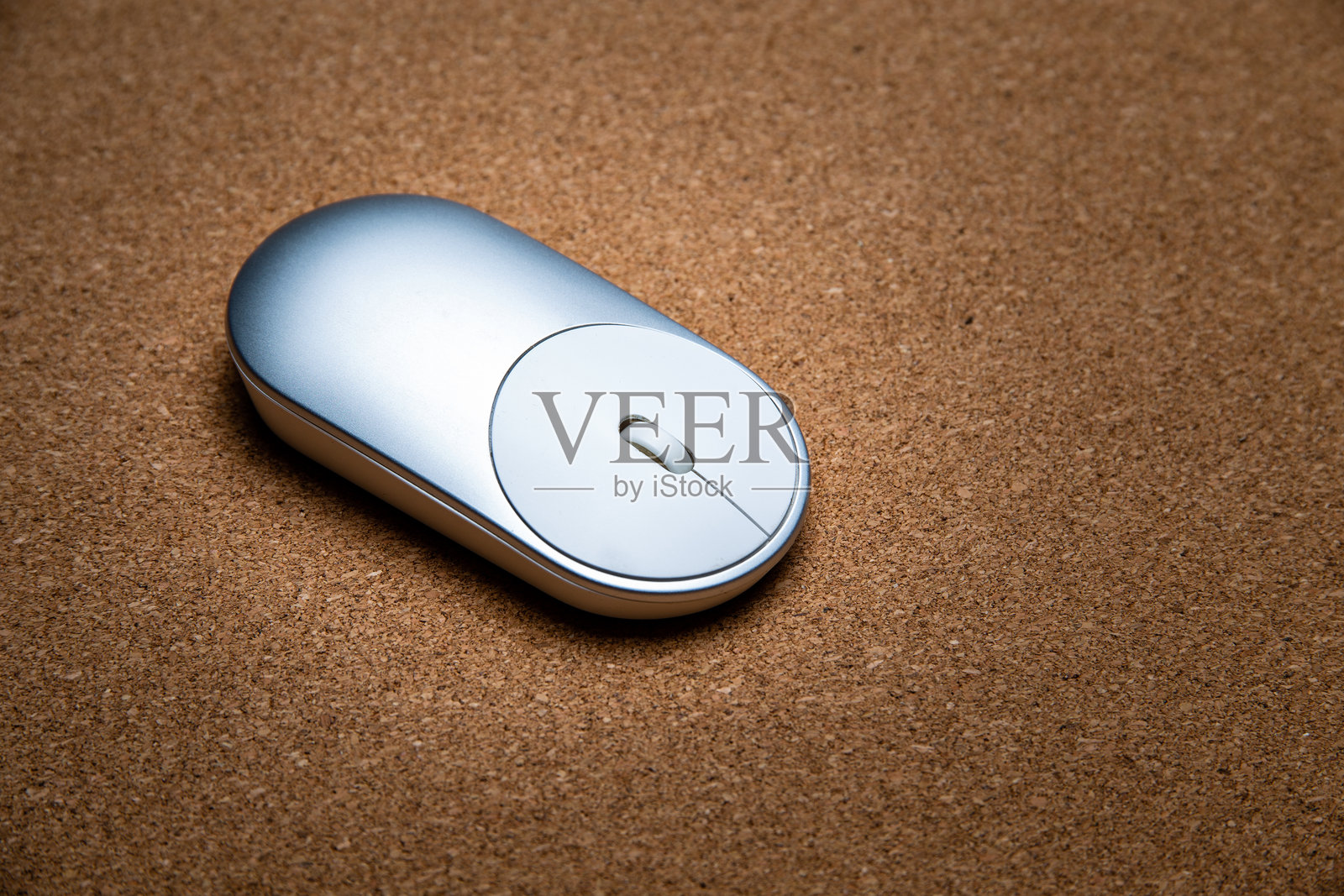 棕色桌子上的电脑鼠标特写照片摄影图片