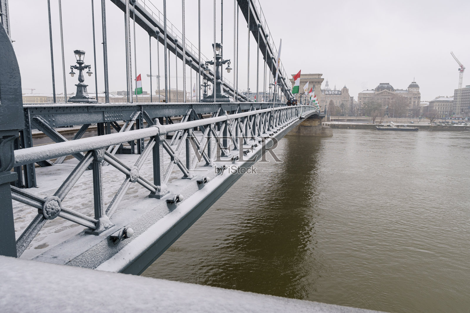 布达佩斯标志性的链桥,冬季的多瑙河上,柔和的光线下照片摄影图片