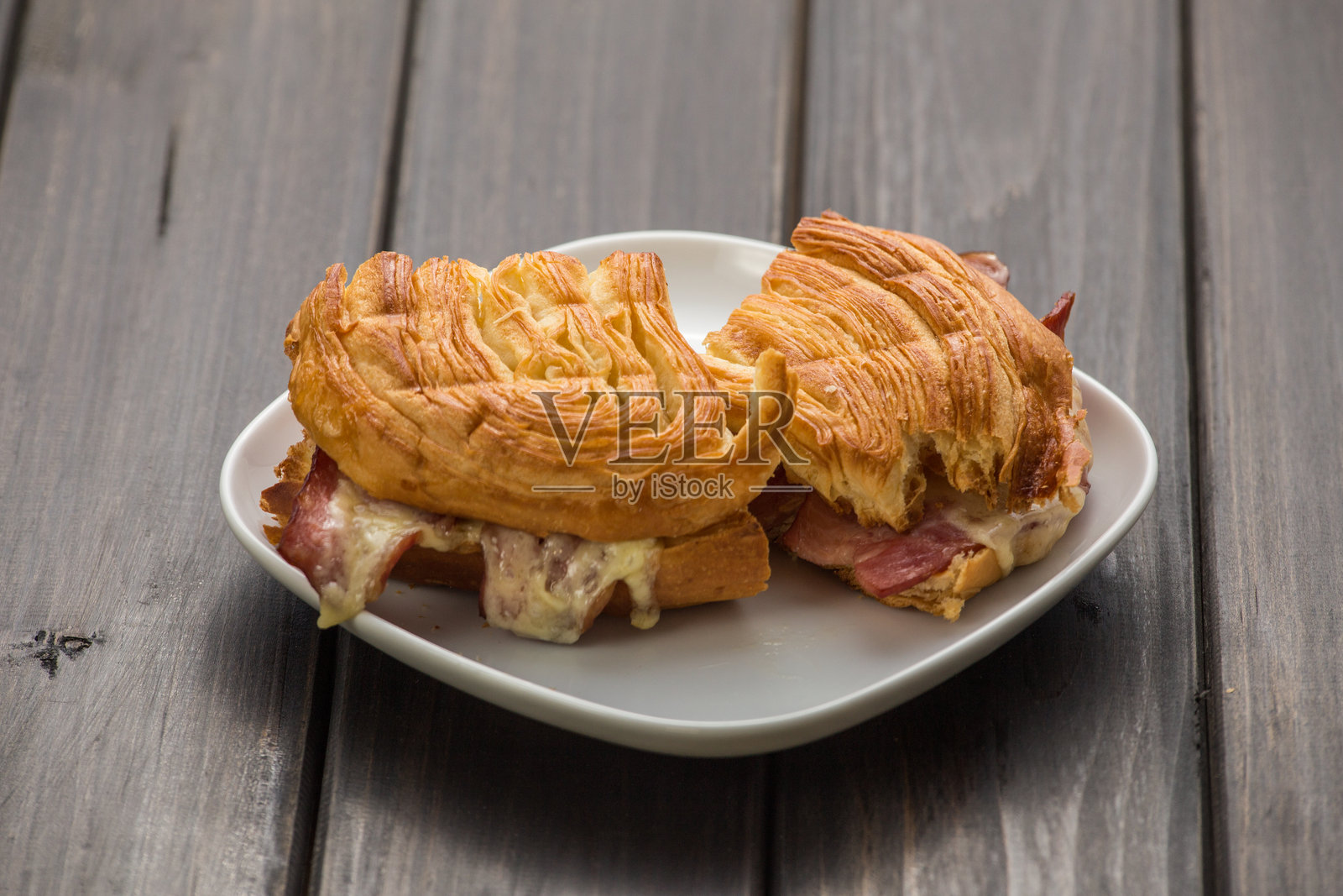 夹有肉类和蔬菜的三明治照片摄影图片