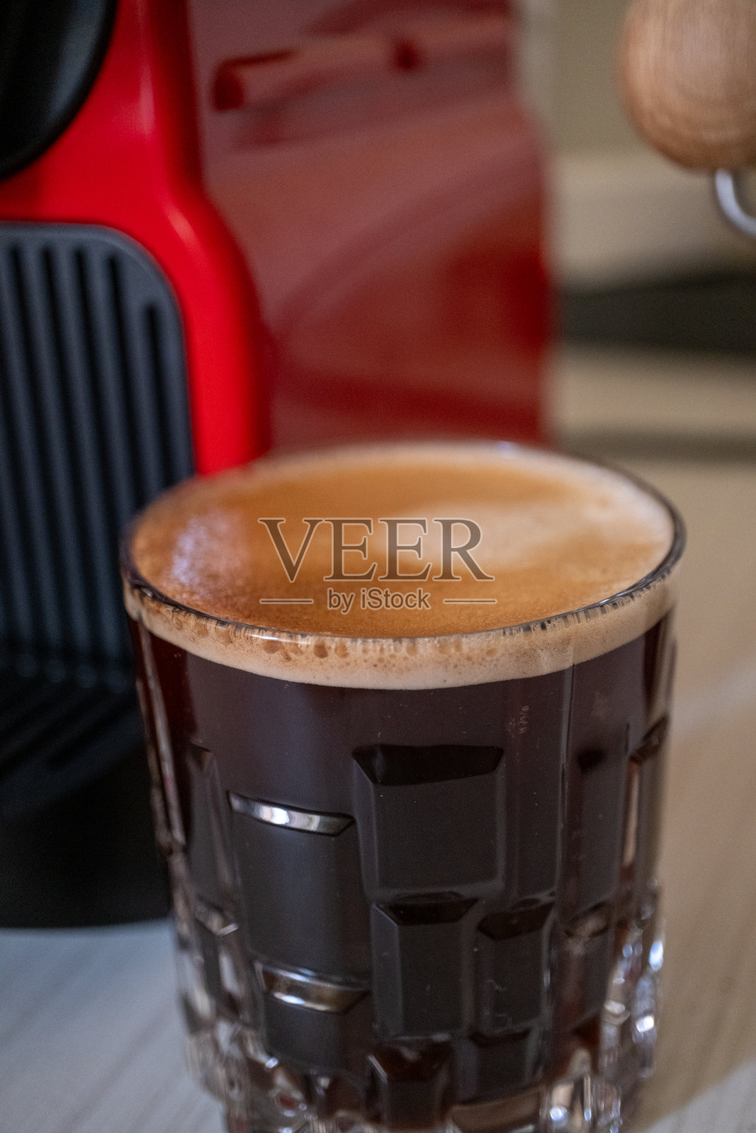 使用胶囊咖啡机制作长浓缩咖啡的杯子照片摄影图片