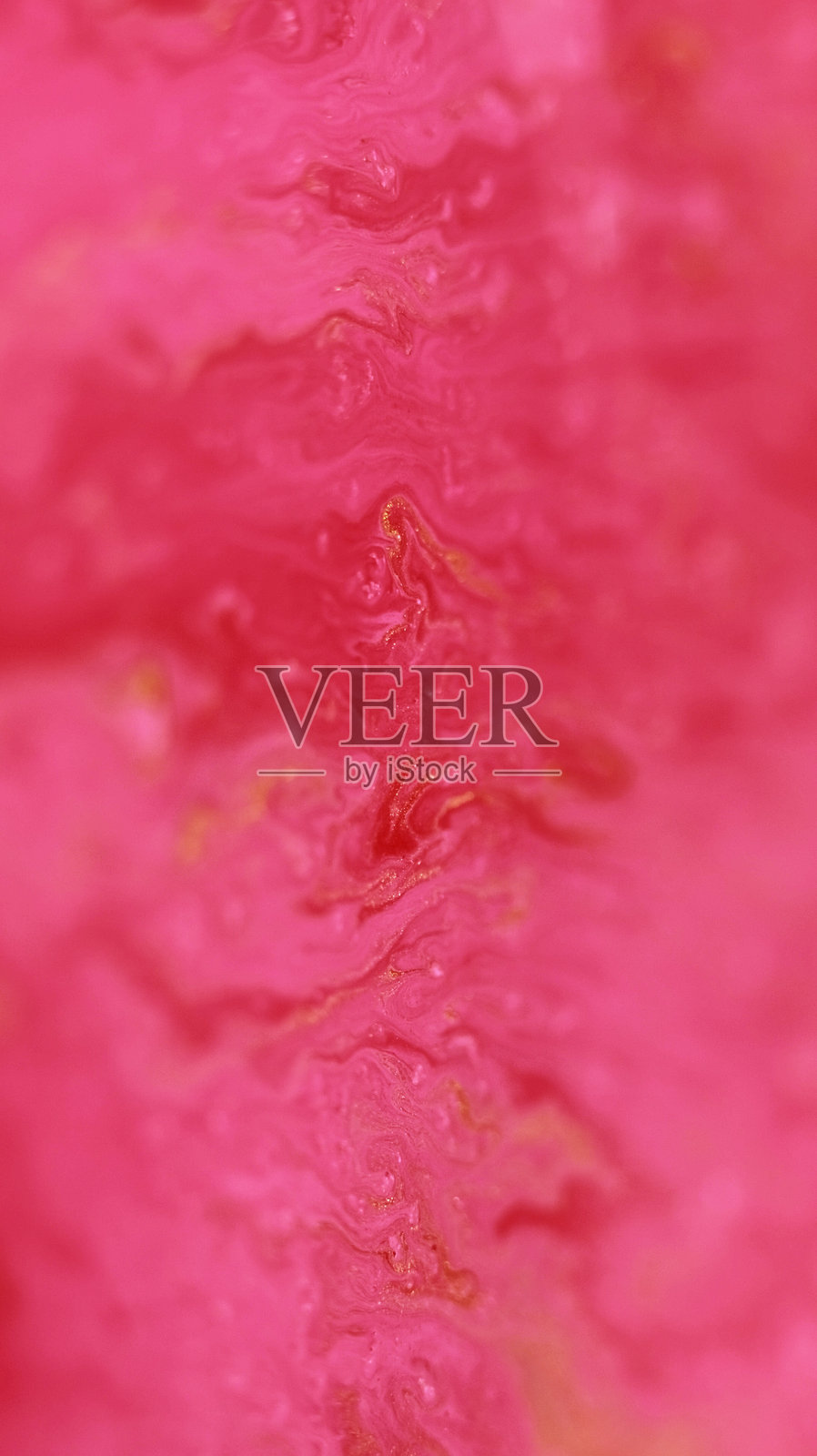 粉色金色液体的墨水波浪闪光流动溢出照片摄影图片