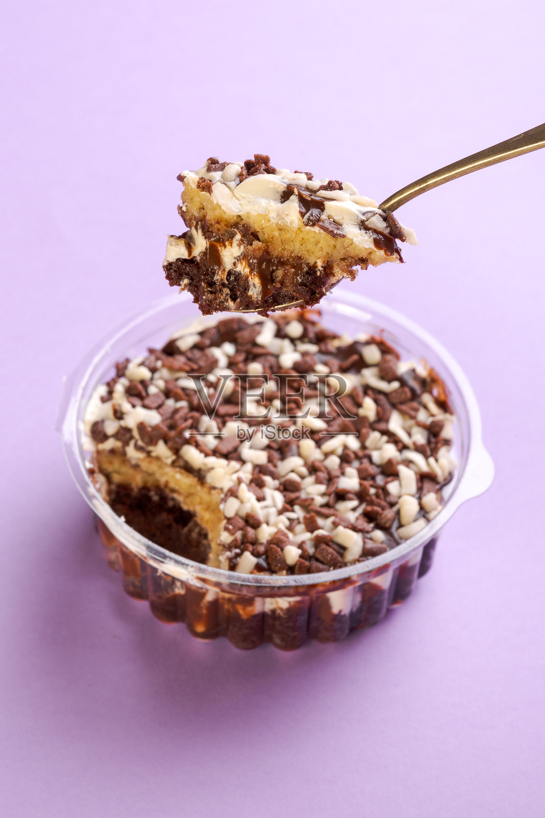 美味的巧克力蛋糕装在罐子里,配有一把美味的勺子照片摄影图片